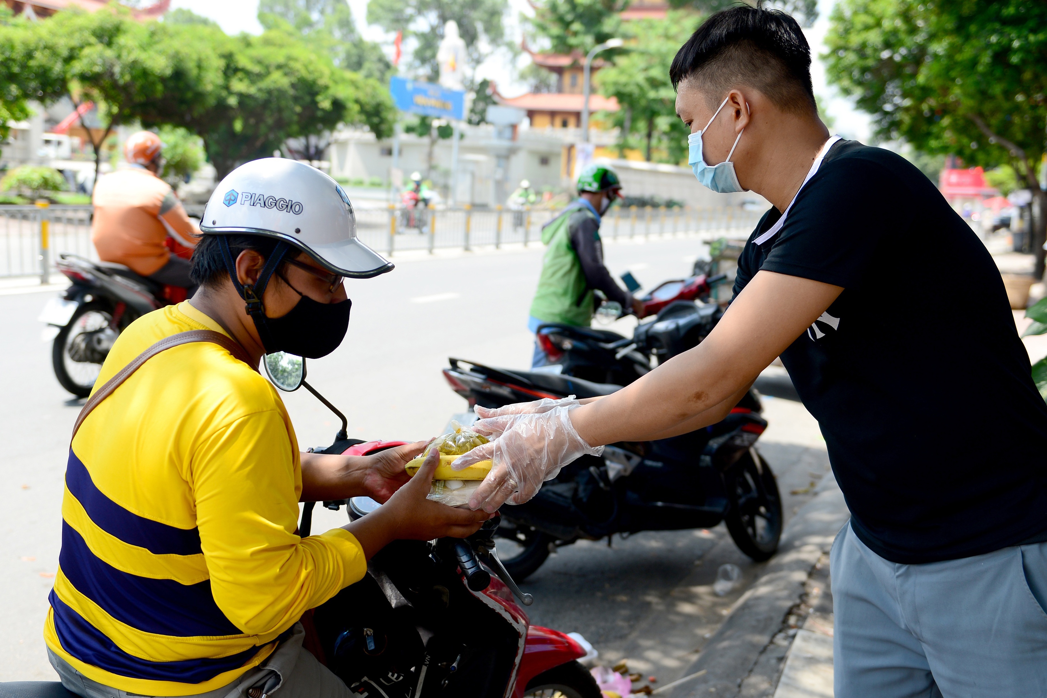 Người lao động nghèo ở Sài Gòn vất vả mưu sinh sau 1 tuần giãn cách xã hội - 11 Người lao động nghèo ở Sài Gòn vất vả mưu sinh sau 1 tuần giãn cách xã hội - 11