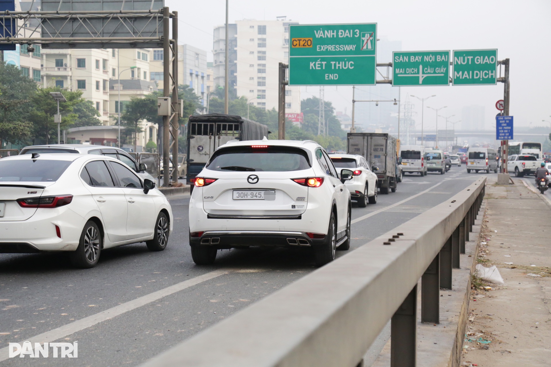 Xe biển xanh, xe sang đi vào làn khẩn cấp đường Vành đai 3 - 9 Xe biển xanh, xe sang đi vào làn khẩn cấp đường Vành đai 3 - 9