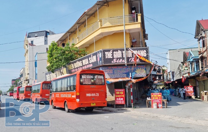 Bắc Giang di chuyển 2.800 công nhân ra khỏi tâm dịch Núi Hiểu để cách ly tập trung - Ảnh 1.