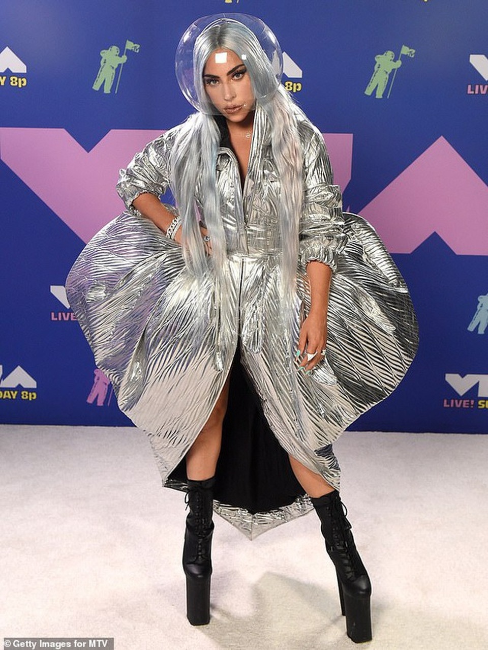 Lady Gaga hở bạo quảng cáo mỹ phẩm - 5 Lady Gaga hở bạo quảng cáo mỹ phẩm - 5