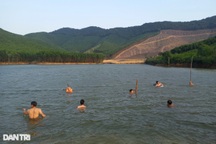 4 nữ sinh chết đuối thương tâm trên hồ