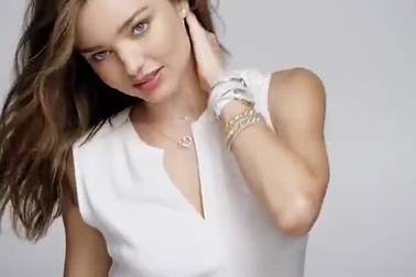 Siêu mẫu Miranda Kerr khoe vẻ đẹp trong veo