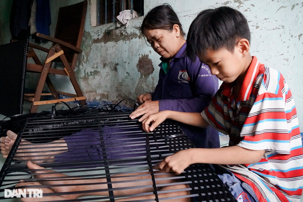 Cụ bà 90 tuổi miệt mài đan đồ nhựa để đỡ phụ thuộc, làm phiền con cháu - 2