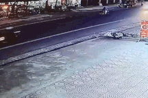 Người đi xe máy, đừng trở thành "nỗi khiếp sợ" của ô tô!