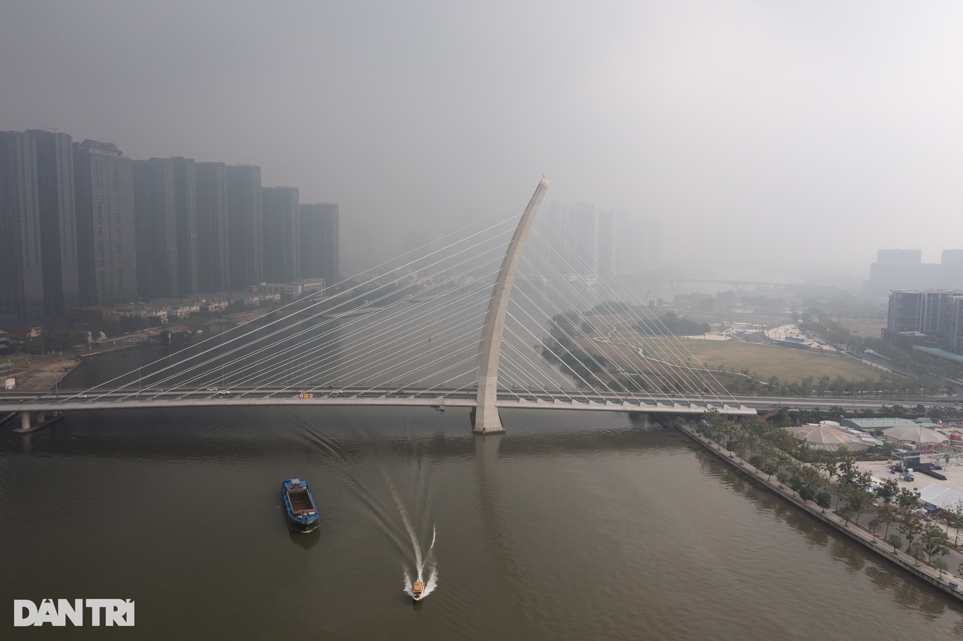 TPHCM se lạnh, chìm trong sương mù những ngày giáp Tết Nguyên đán - 15 TPHCM se lạnh, chìm trong sương mù những ngày giáp Tết Nguyên đán - 15