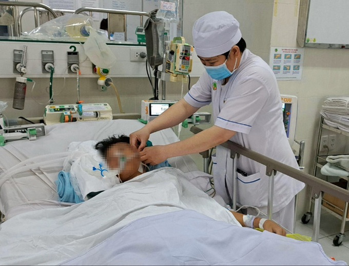 Bệnh nhi nguy kịch, đang thở máy vì bị ngạt nước trong lúc thi lặn cùng bạn. Ảnh: Bệnh viện cung cấp