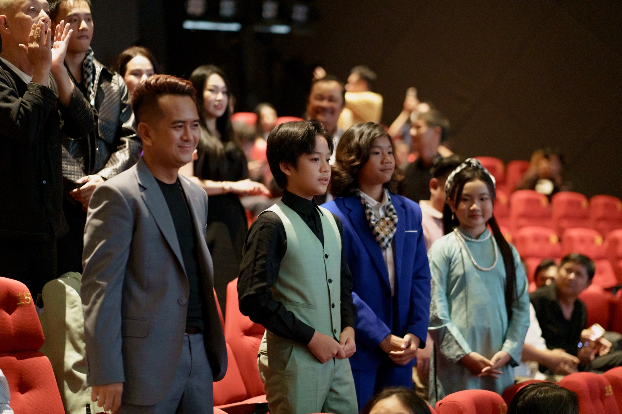 ट्रॅन थान ने मैक कैन के लिए गाड़ी को आगे बढ़ाया, दक्षिणी भूमि के सितारे 26 साल बाद फिर से एक साथ आए - 2 Trấn Thành đẩy xe cho Mạc Can, dàn sao Đất phương Nam hội ngộ sau 26 năm - 2