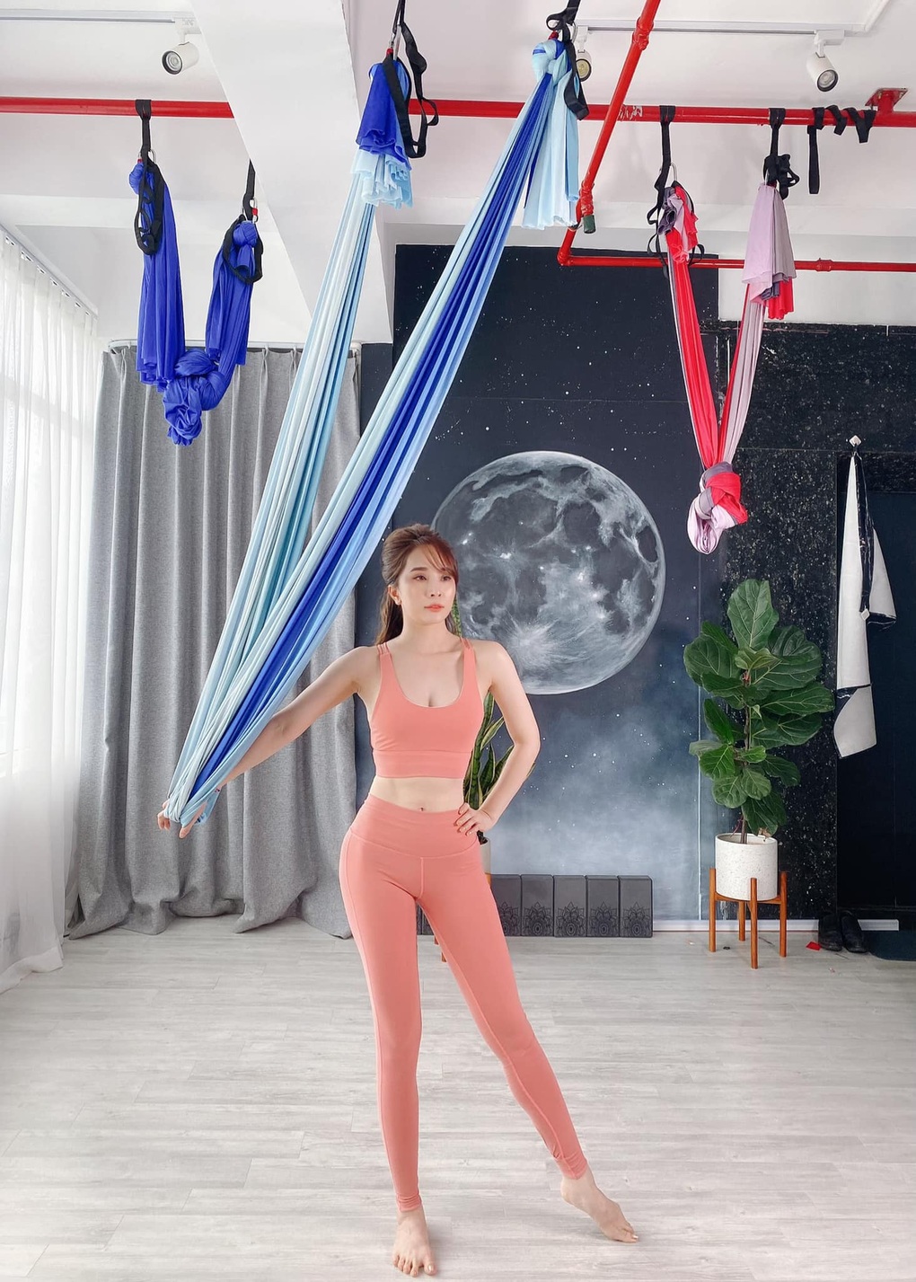 Quỳnh Nga khoe đường cong gợi cảm, vòng eo con kiến khi tập yoga bay - 2 Quỳnh Nga khoe đường cong gợi cảm, vòng eo con kiến khi tập yoga bay - 2