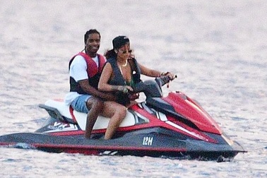 Rihanna nghỉ giáng sinh cùng bạn trai mới