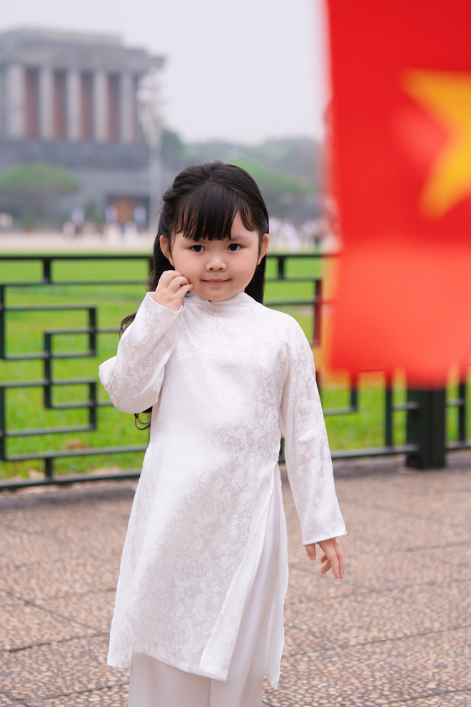 MC Hạnh Phúc và gia đình chụp ảnh kỷ niệm tại Quảng trường Ba Đình - 5 MC Hạnh Phúc và gia đình chụp ảnh kỷ niệm tại Quảng trường Ba Đình - 5