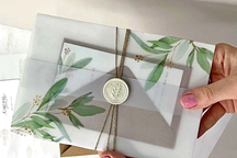 Bóc quà cưới của người yêu cũ, tôi bàng hoàng không dám cho chồng xem