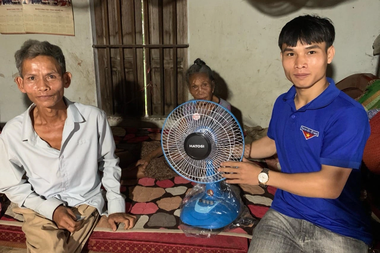 View - Thoát cảnh bại tay quạt ngày nóng, cụ ông thốt lên "chôm lắm, chôm lắm" | Báo Dân trí