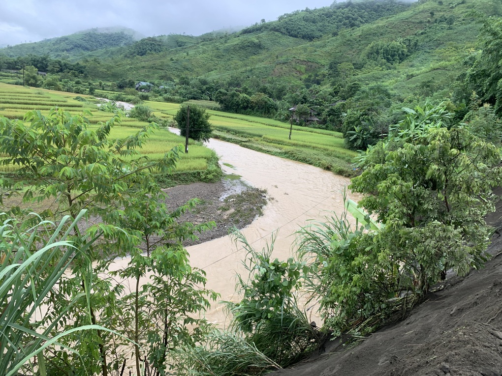 Tìm thấy thi thể 2 người bị lũ cuốn trôi ở Sơn La - 2 Tìm thấy thi thể 2 người bị lũ cuốn trôi ở Sơn La - 2