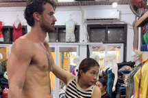 Khách Tây cao 2m "khổ sở" chọn quần áo, tìm thấy tiệm may đúng ý ở Hội An