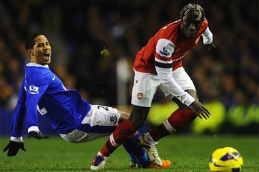 Arsenal chia điểm trên sân của Everton