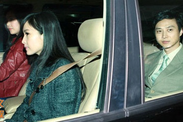 Châu Huệ Mẫn và Nghê Chấn “lộ diện” sau đám cưới