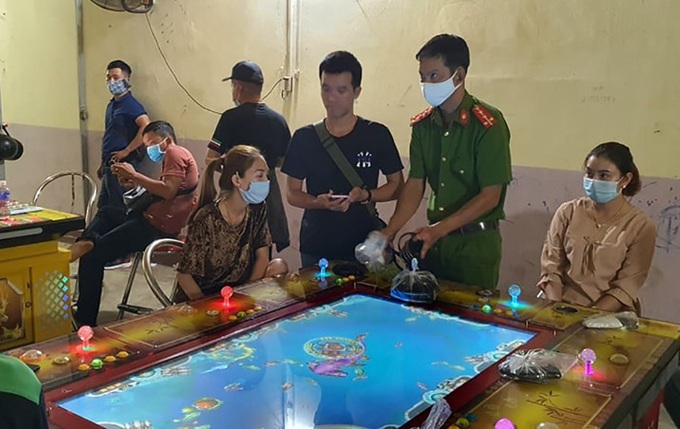 Tạm giữ hình sự đối tượng tổ chức chơi Game bắn cá thắng thua bằng tiền - Ảnh 1.