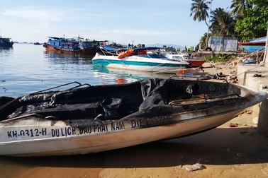 Ca nô du lịch bất ngờ cháy sau khi có người lạ đến gần