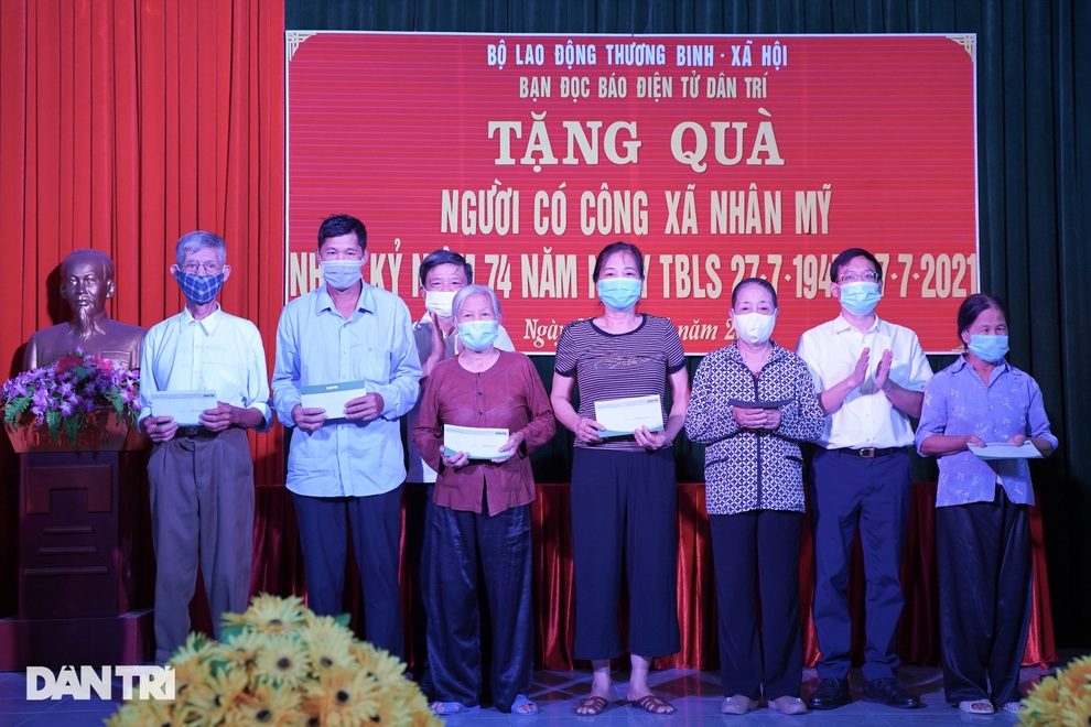 Báo Dân trí tặng quà tri ân 50 gia đình tại xã có 16 Mẹ Việt Nam anh hùng - 4 Báo Dân trí tặng quà tri ân 50 gia đình tại xã có 16 Mẹ Việt Nam anh hùng - 4