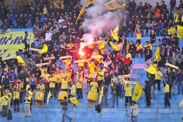 Sân Hàng Đẫy nổi pháo sáng