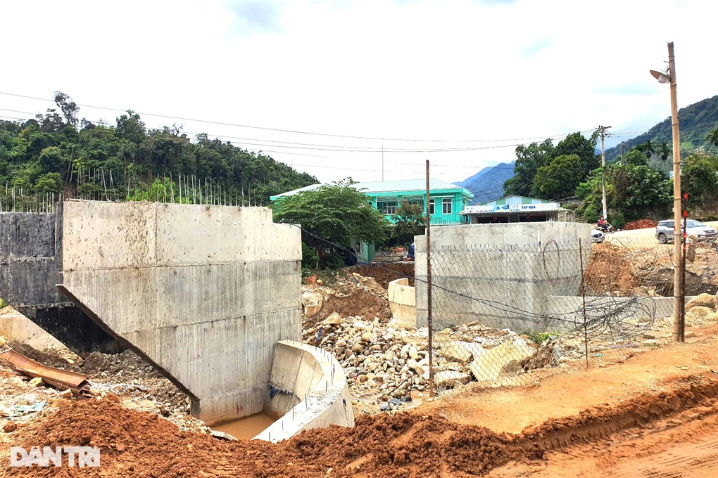 Quảng Nam: Đường được đầu tư gần 400 tỷ đồng để sửa, làm 3 năm chưa xong - 2 Quảng Nam: Đường được đầu tư gần 400 tỷ đồng để sửa, làm 3 năm chưa xong - 2