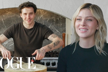 Brooklyn Beckham nấu bữa trưa cho hôn thê Nicola Peltz