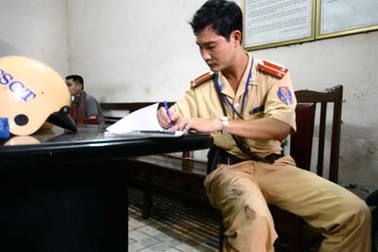 Một CSGT bị kéo lê trên phố