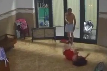 Xem clip chồng ung dung bấm điện thoại và đánh vợ, chị em bật khóc