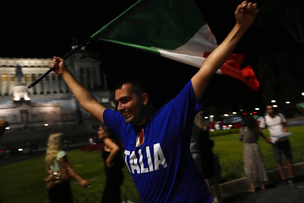 CĐV Italia đổ ra đường ăn mừng điên cuồng như thể vô địch Euro 2020 - 5 CĐV Italia đổ ra đường ăn mừng điên cuồng như thể vô địch Euro 2020 - 5