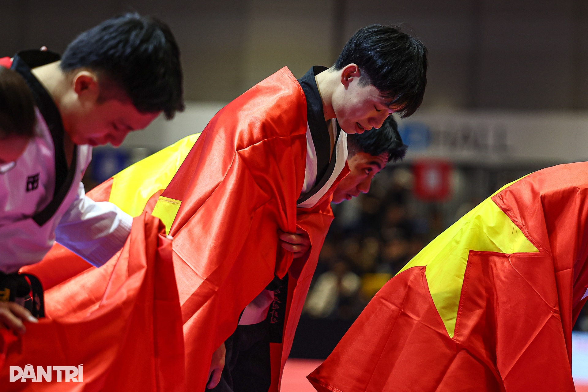 Glädjetårar flödade från taekwondo-atleterna efter att ha vunnit guldmedaljen vid de 33:e SEA-spelen. Giọt nước mắt vỡ oà của các VĐV taekwondo với tấm HCV SEA Games 33 - 4