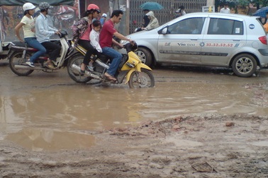 Chùm ảnh: Đường 32 - Bao giờ mới hết ác mộng?