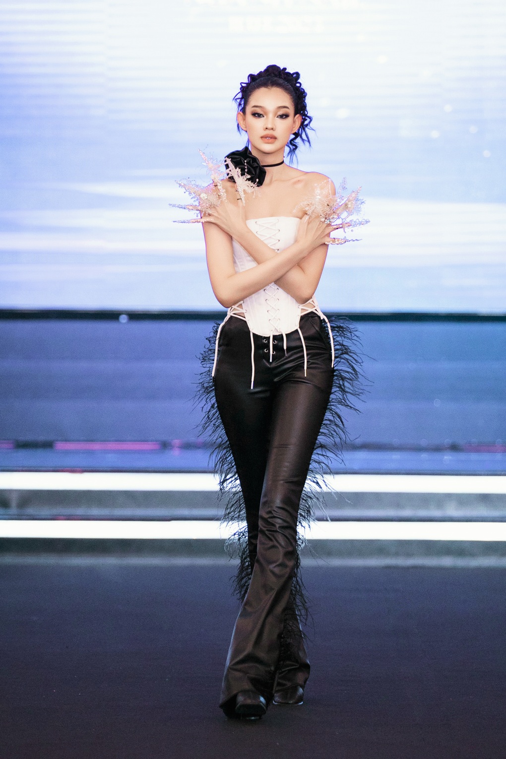 Người đẹp Bé Quyên hóa búp bê trên sàn catwalk - 1 Người đẹp Bé Quyên hóa búp bê trên sàn catwalk - 1