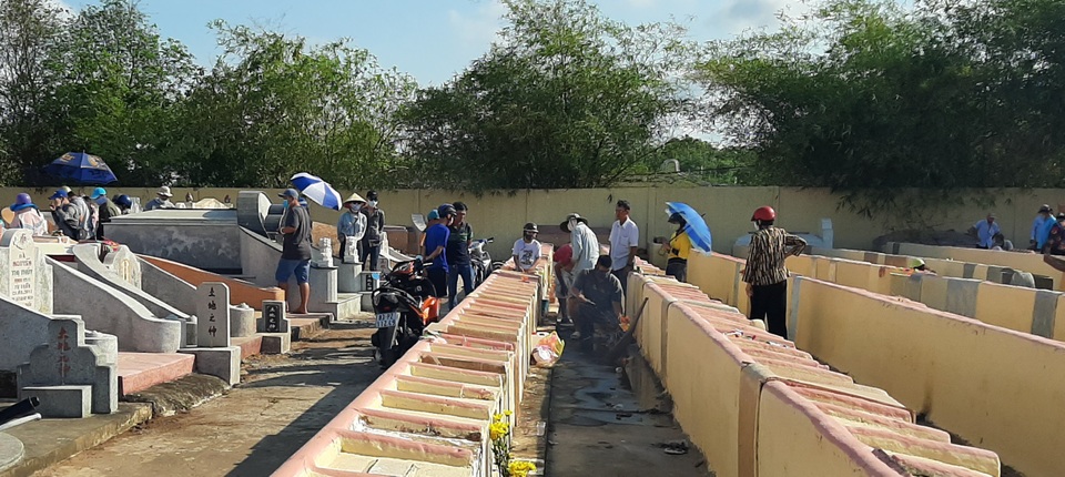 Bất chấp Covid-19, hàng trăm người vẫn tấp nập đi cúng Thanh minh - 1 Bất chấp Covid-19, hàng trăm người vẫn tấp nập đi cúng Thanh minh - 1