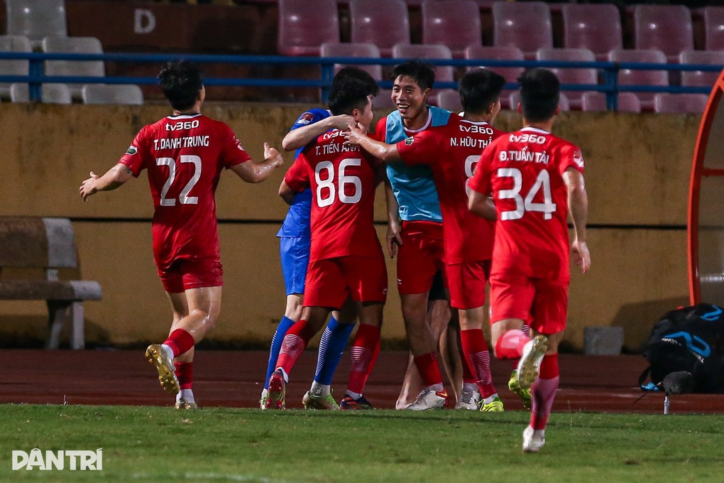 Hoàng Đức ghi bàn trong ngày HLV Kim Sang Sik dự khán sân Hàng Đẫy - 6 Hoàng Đức ghi bàn trong ngày HLV Kim Sang Sik dự khán sân Hàng Đẫy - 6