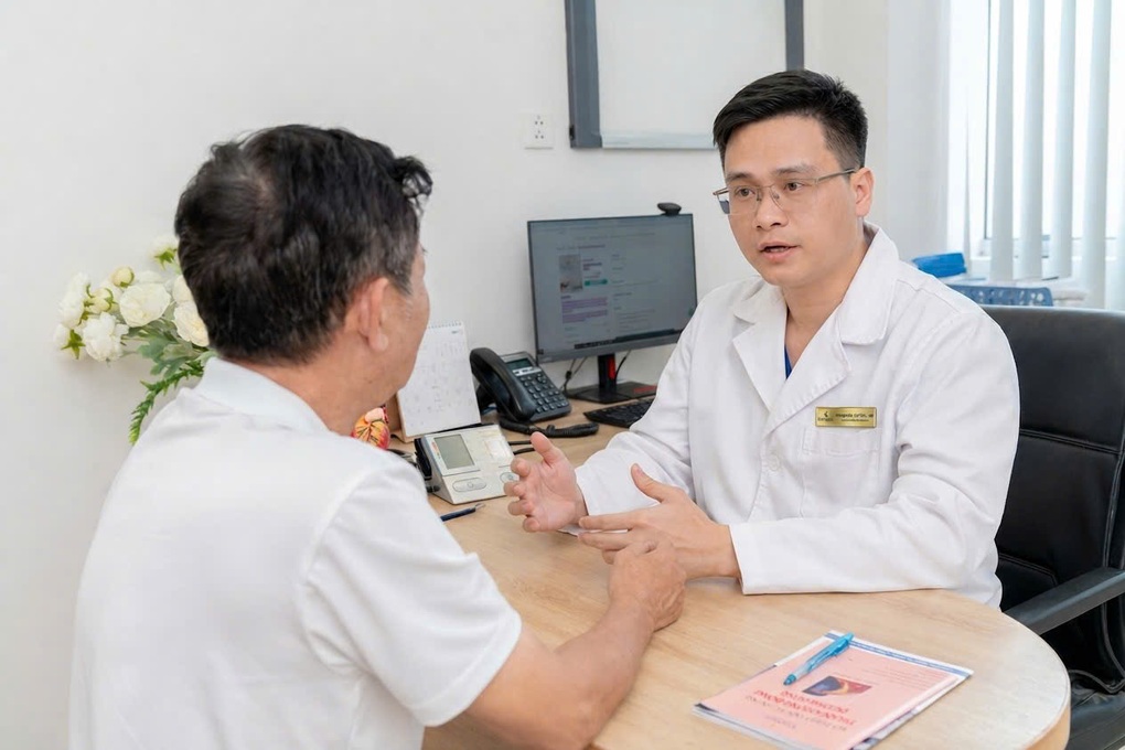 Đổ mồ hôi nhiều mùa hè: Nguyên nhân thầm lặng gây loạn nhịp tim ở người trung niên - 2