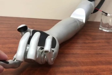 Cơ chế hoạt động của "Cánh tay robot" hỗ trợ người khuyết tật