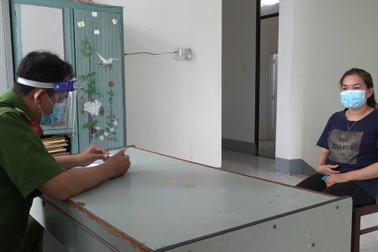 Khởi tố hình sự người phụ nữ cào, cấu mặt cán bộ tại chốt kiểm dịch