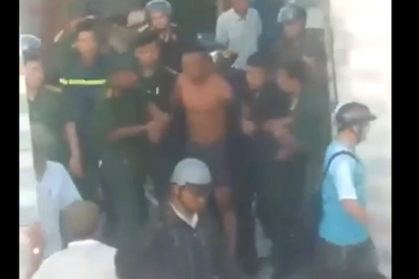 Nam thanh niên ôm bình gas cố thủ nhiều giờ, xả gas dọa cho nổ