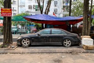 Công an tìm người "bỏ rơi" xe Mercedes-AMG S63 10 năm trên vỉa hè Hà Nội