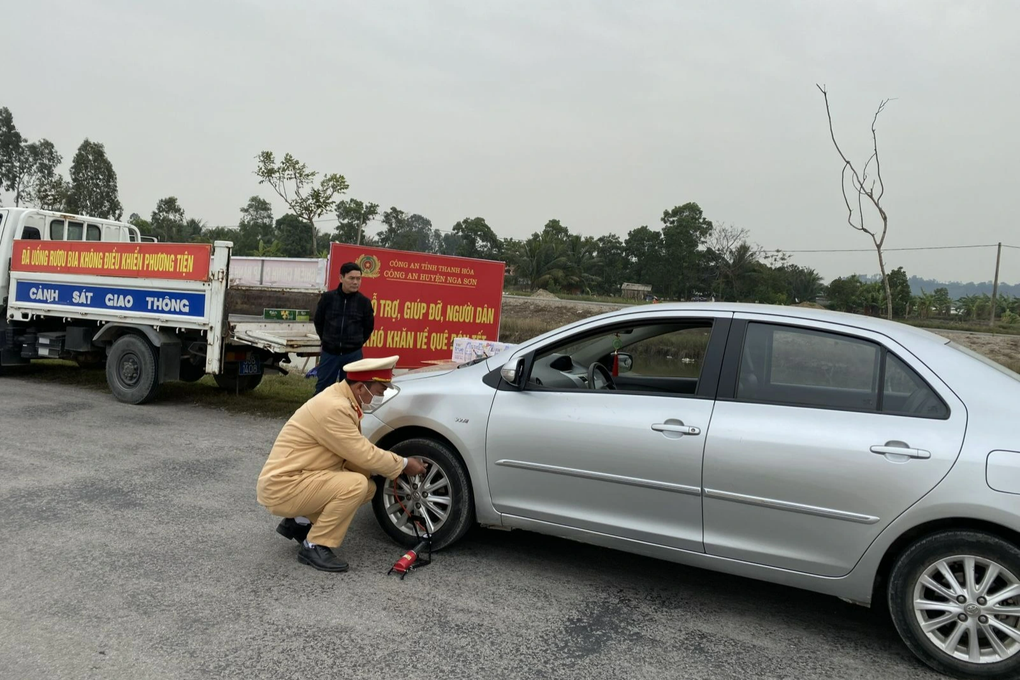 Ấm lòng CSGT phát nước, tặng bánh cho người dân trên đường về quê ăn Tết - 4 Ấm lòng CSGT phát nước, tặng bánh cho người dân trên đường về quê ăn Tết - 4
