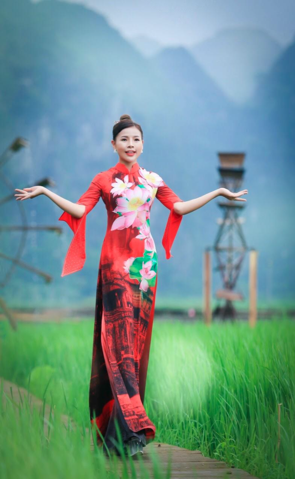 NTK Hoàng Ly mang quốc hoa ASEAN lên áo dài - 1 NTK Hoàng Ly mang quốc hoa ASEAN lên áo dài - 1