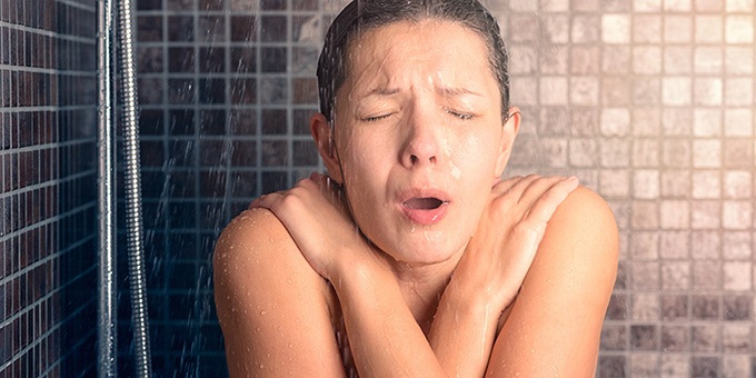 Nắng nóng oi bức, những nhóm người này không nên uống nước lạnh kẻo sốc nhiệt nguy hiểm đến tính mạng - Ảnh 3. Nắng nóng oi bức, những nhóm người này không nên uống nước lạnh kẻo sốc nhiệt nguy hiểm đến tính mạng - Ảnh 3.