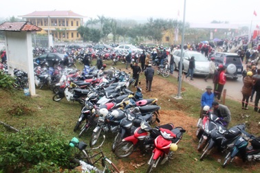 Bãi gửi xe tự phát đua nhau “chặt chém” tại lễ hội Vua Mai