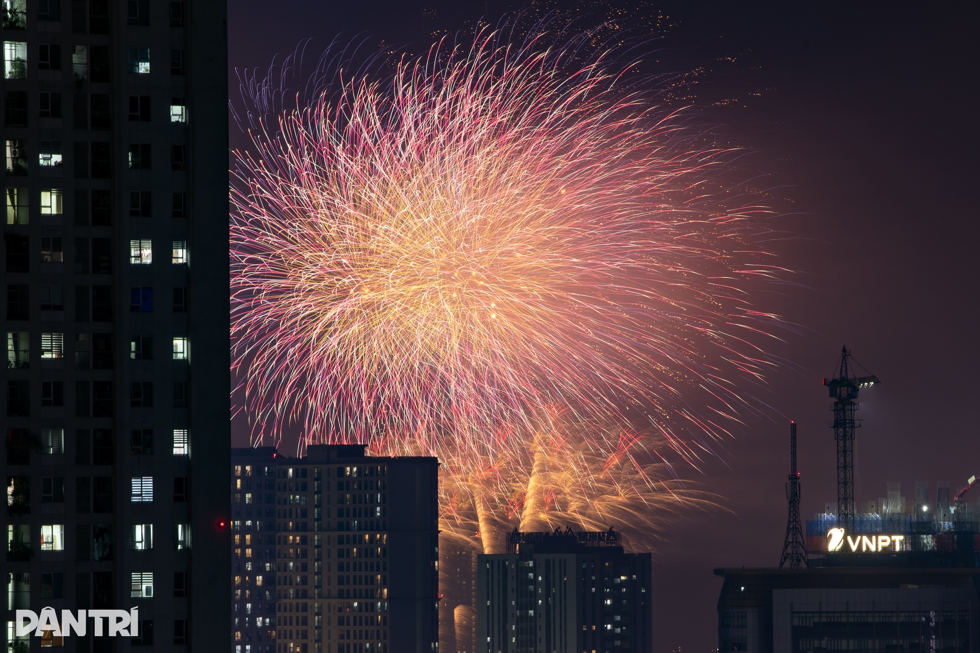 Pháo hoa rực sáng bầu trời Hà Nội chào mừng lễ kỷ niệm 30/4 - 6 Pháo hoa rực sáng bầu trời Hà Nội chào mừng lễ kỷ niệm 30/4 - 6