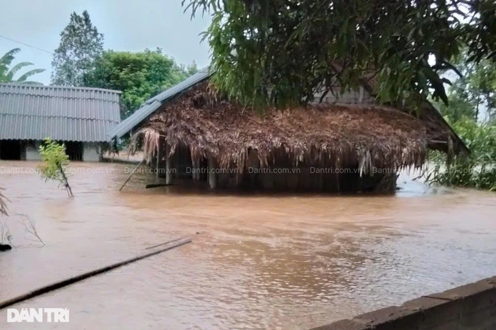 Báo Dân trí trao nóng 30 triệu đồng đến gia đình thiệt hại nặng tại Yên Bái - 5 Báo Dân trí trao nóng 30 triệu đồng đến gia đình thiệt hại nặng tại Yên Bái - 5