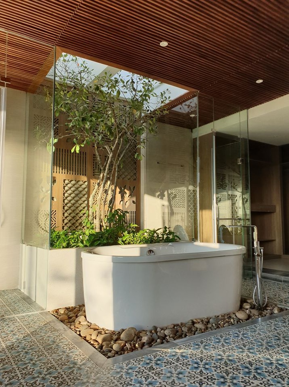 Gia đình trẻ ở Đà Nẵng làm vườn, nuôi cá trong biệt thự giữa phố - 7 Gia đình trẻ ở Đà Nẵng làm vườn, nuôi cá trong biệt thự giữa phố - 7