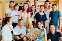 Gia đình ở Thái Nguyên có 7 chàng rể quý, bố vợ nằm viện thay nhau chăm sóc