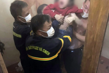 Giải cứu cháu bé 9 tuổi bị rơi xuống khe hở chỉ rộng 25cm giữa 2 căn nhà