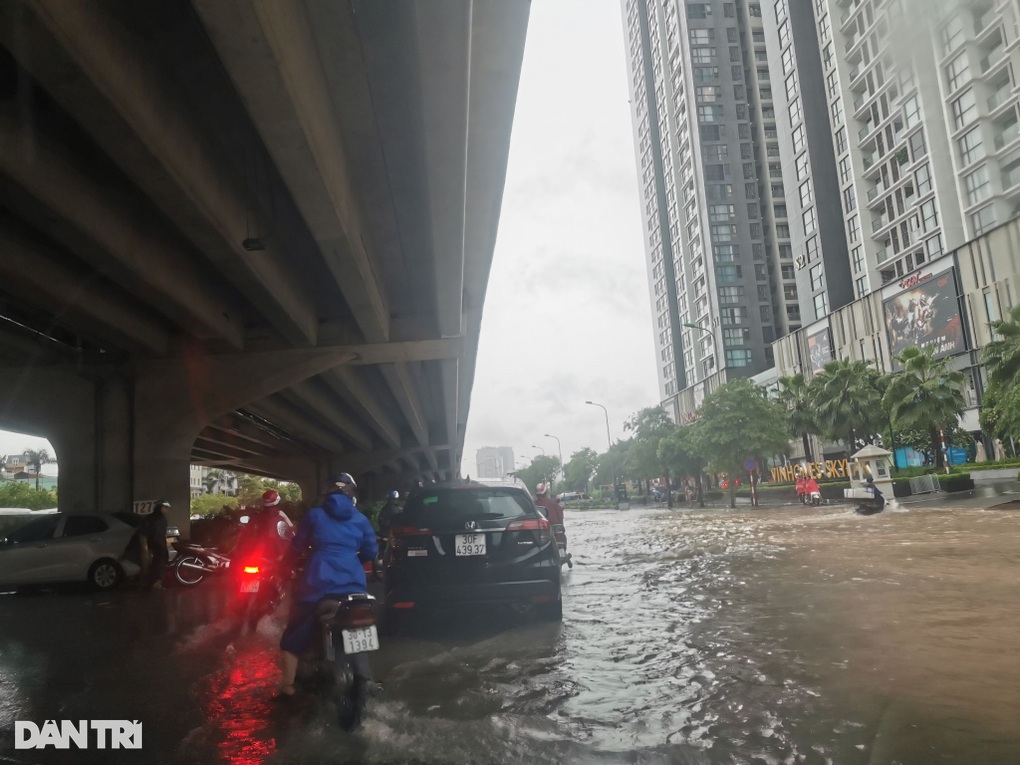 Đường phố Hà Nội thành sông sau trận mưa suốt đêm - 6 Đường phố Hà Nội thành sông sau trận mưa suốt đêm - 6