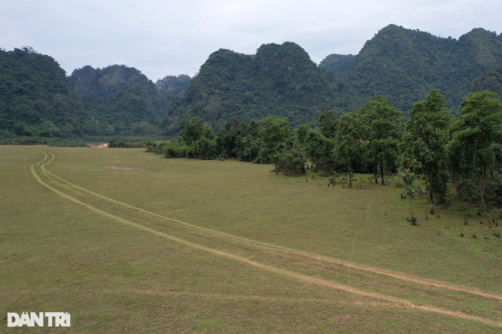 Dòng sông cạn có thế rồng cuộn khi nhìn từ trên cao ở thung lũng Đồng Lâm - 6 Dòng sông cạn có thế rồng cuộn khi nhìn từ trên cao ở thung lũng Đồng Lâm - 6